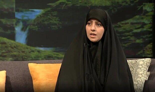 تحلیل دختر شهید شادمانی از موضوع برداشتن روسری/ دشمن می‌خواهد ساختار نقش تربیتی مادر را تضعیف کند