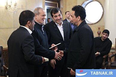 عکس: رئیس جمهور میزبان قهرمانان جهان در کشتی