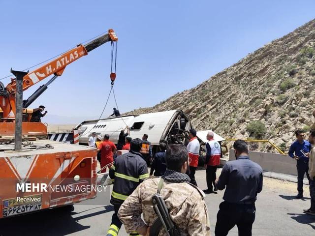 واژگونی اتوبوس در محور سمنان- سرخه؛ ۴ تیم امدادی اعزام شد