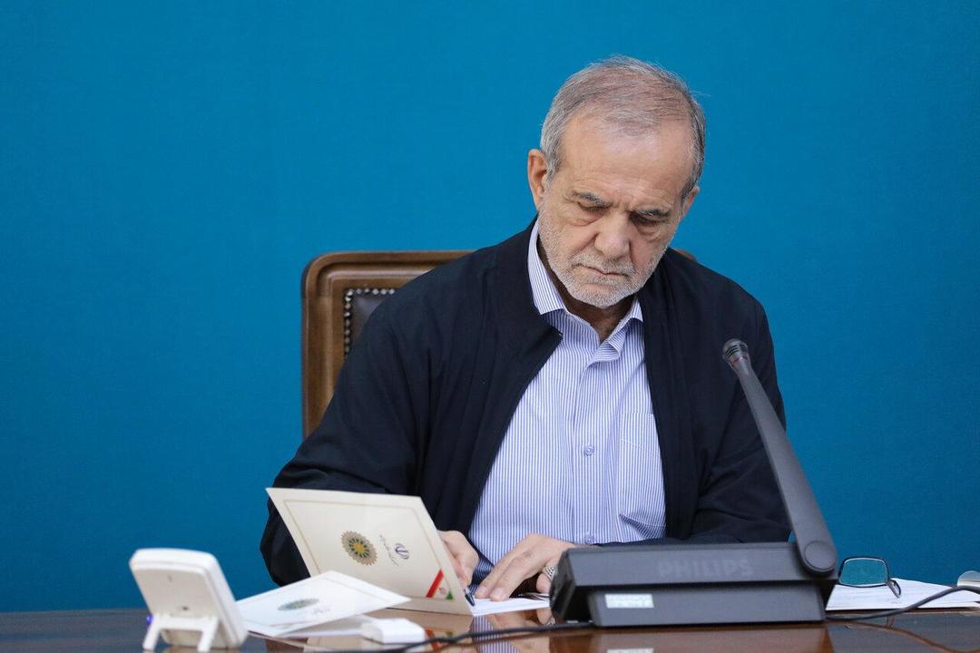 پیام تسلیت پزشکیان در پی درگذشت مادر شهیدان حسینی مزینانی