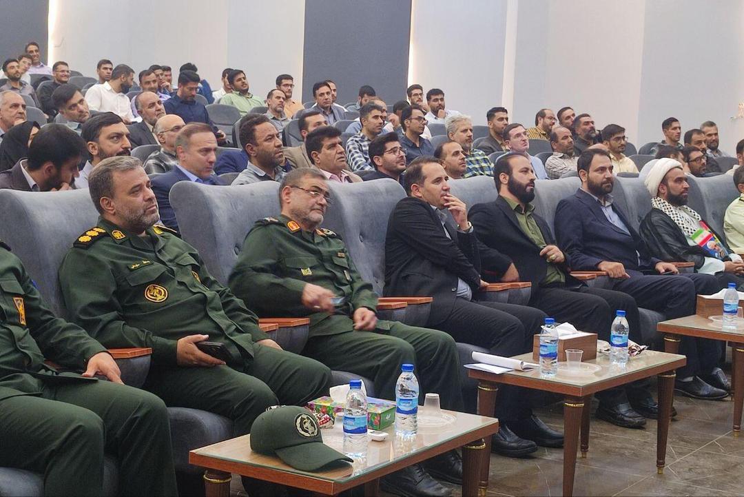 معلمان در خط مقدم جبهه فرهنگی قرار دارند