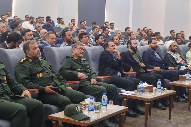 معلمان در خط مقدم جبهه فرهنگی قرار دارند