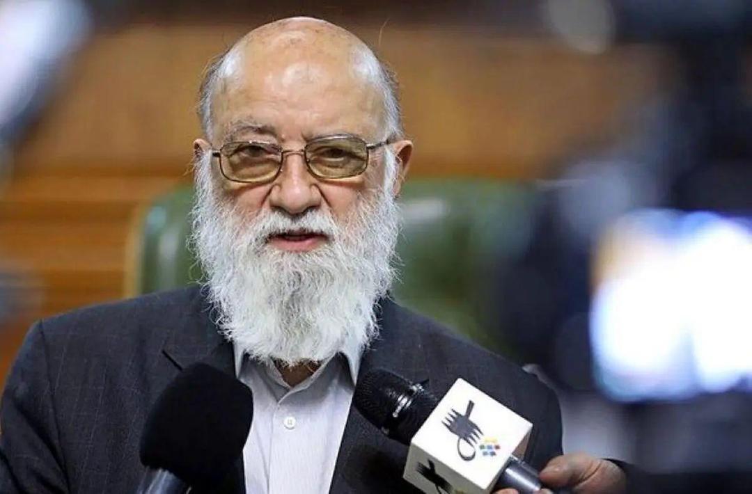 چمران: سد معبر در قوانین شهری به طور کامل ممنوع اعلام شده و افزون بر آن، از نظر شرعی حرام است/ در پایتخت عرض بسیاری از پیاده‌روها دو تا سه متر است و امکان ساماندهی گسترده دست‌فروشان نیست/ در برخی مناطق بخش زیادی از عرض پیاده‌رو از بین رفته و در نهایت تنها فضای عبور یک نفر باقی مانده، اما دست‌فروشان و وانت‌بارها در آن مستقر می‌شوند و مشکل ایجاد می‌کنند