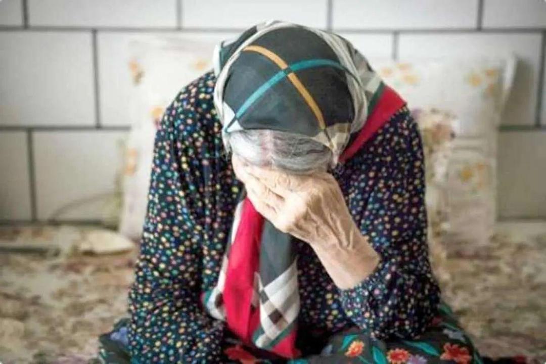 رئیس دبیرخانه شورای سالمندان: سالمندان زن بیش از نیمی از جمعیت سالمند را در بر می‌گیرند؛ یکی از دلایل این پدیده امید به زندگی بالاتر در زنان است/ جمعیت سالمندان ایرانی حدود ۹ تا ۱۰ میلیون نفر برآورد شده/ تعداد افراد مسن ۶۵ سال به بالا در کشور، به حدود ۱۲ درصد رسیده