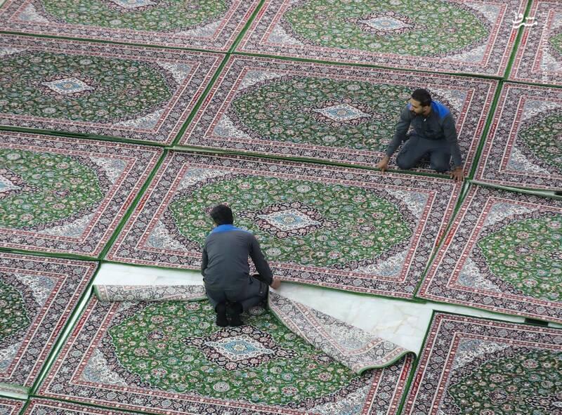 عکس/ تعویض فرش‌های حرم امام حسین(ع)