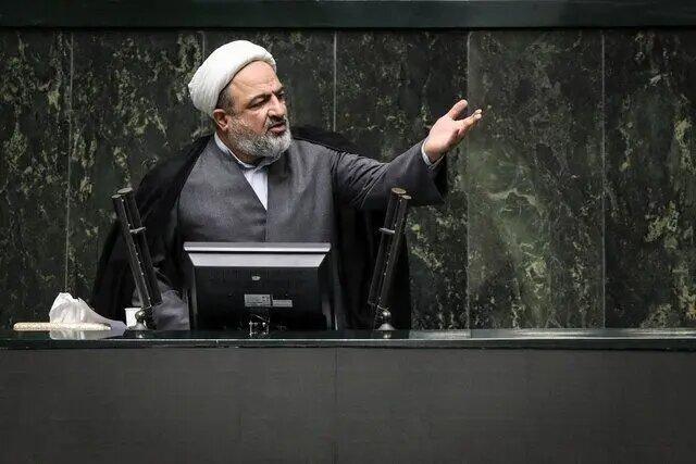 مقامات دولتی دارای تابعیت مضاعف باید کنار گذاشته شوند