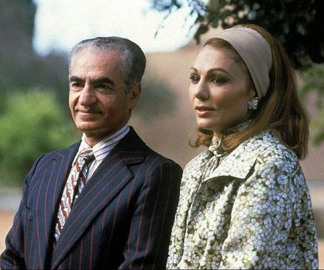 محمدرضا پهلوی، فرح پهلوی و فرزندانشان در باغ کاخ نیاوران (عکس)