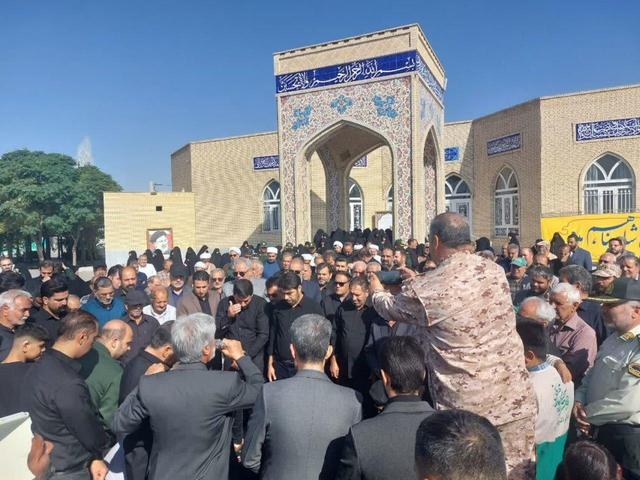 پیکر مادر سه شهید حسینی مزینانی در داورزن تشییع شد