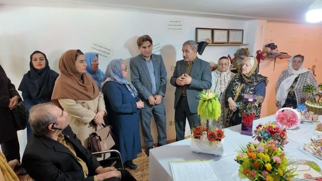 پویش «رز مهربانی» به مناسبت روز جهانی سالمند در سنندج برگزار شد