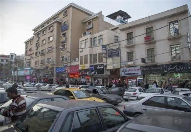 قطب پزشکی ایران در محاصره ترافیک؛ پزشکان بلوار کریم‌خان را ترک می‌کنند؟