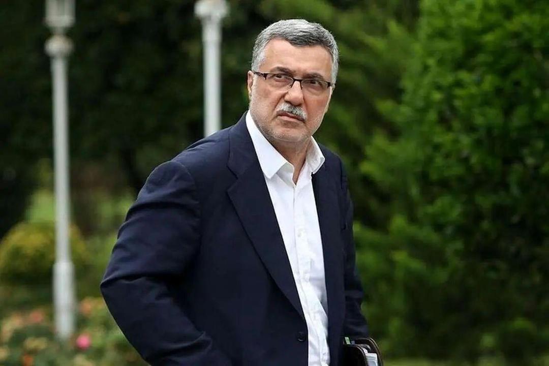 وزیر بهداشت: طی جنگ ۱۲ روزه، در پی [بمباران] میدان تجریش، حدود ۶۰ و خورده‌ای نفر مجروح داشتیم/ راه برای انتقال مجروحان نبود، آمبولانس هم نمی‌توانست بیاید چون آسفالت کنده، آب بالا زده و مسیر بسته شده بود؛ همکاران ما با برانکارد وارد آب شدند و حدود ۳۰۰ متر از مسیر را این‌طور طی کردند
