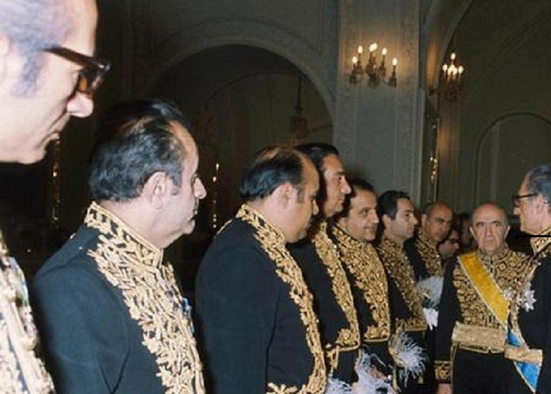 مراسم جشن تولد پنجاه و هفت سالگی محمدرضا پهلوی در کاخ نیاوران (عکس)