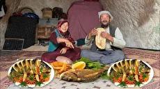 پخت غذای محلی افغان با ماهی در روستای دورافتاده (فیلم)