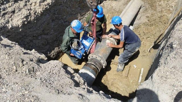ترمیم شکستگی خط انتقال آب زارچ بدون قطع آبرسانی