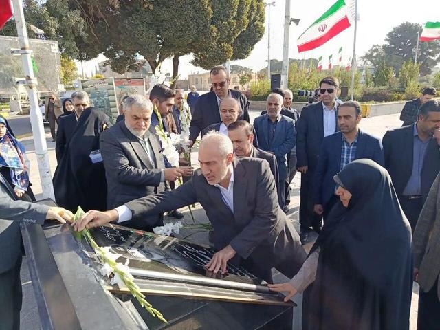 رییس سازمان برنامه و بودجه به شهدای قزوین ادای احترام کرد
