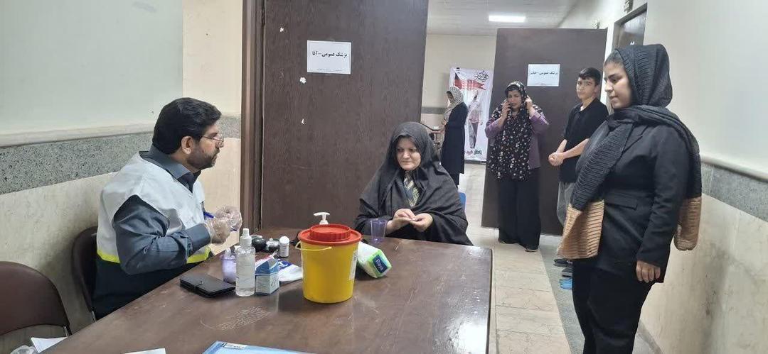 گرامیداشت هفته تکریم سالمندان با معاینه رایگان محرومان در محمد شهر