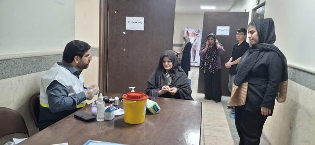 گرامیداشت هفته تکریم سالمندان با معاینه رایگان محرومان در محمد شهر