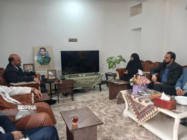 ادای احترام وزیر آموزش و پرورش به خانواده شهید کشوری + فیلم