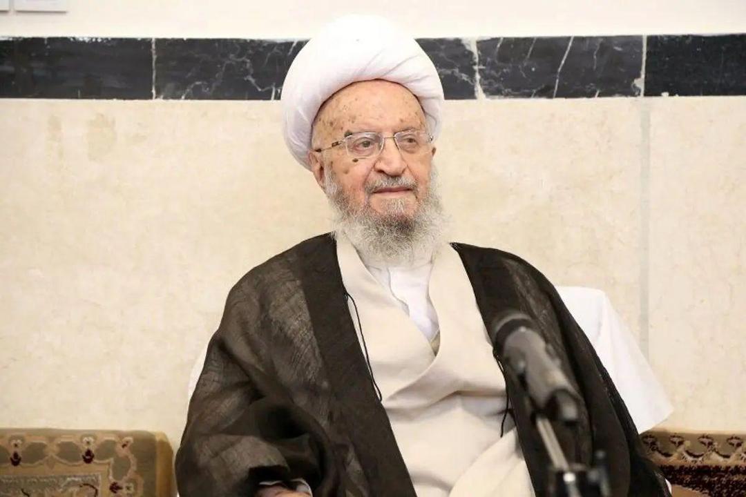 آیت‌الله مکارم شیرازی: دست‌هایی در کار است که نمی‌گذارند مردم به حق خود برسند/ مسئله مسکن برای برخی افراد به بلا تبدیل شده/ موضوعات اقتصادی مردم و تسهیل گذران زندگی روزمره آن‌ها، مهم است