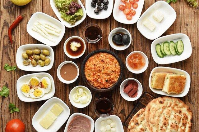 برای صبحانه ارده شیره بخوریم یا عسل و سیاهدانه؟/ نان فطیر و شیرمال خوب نیست/ صبحانه مناسب مبتلایان ریفلاکس، افسردگی و ضعف بدنی