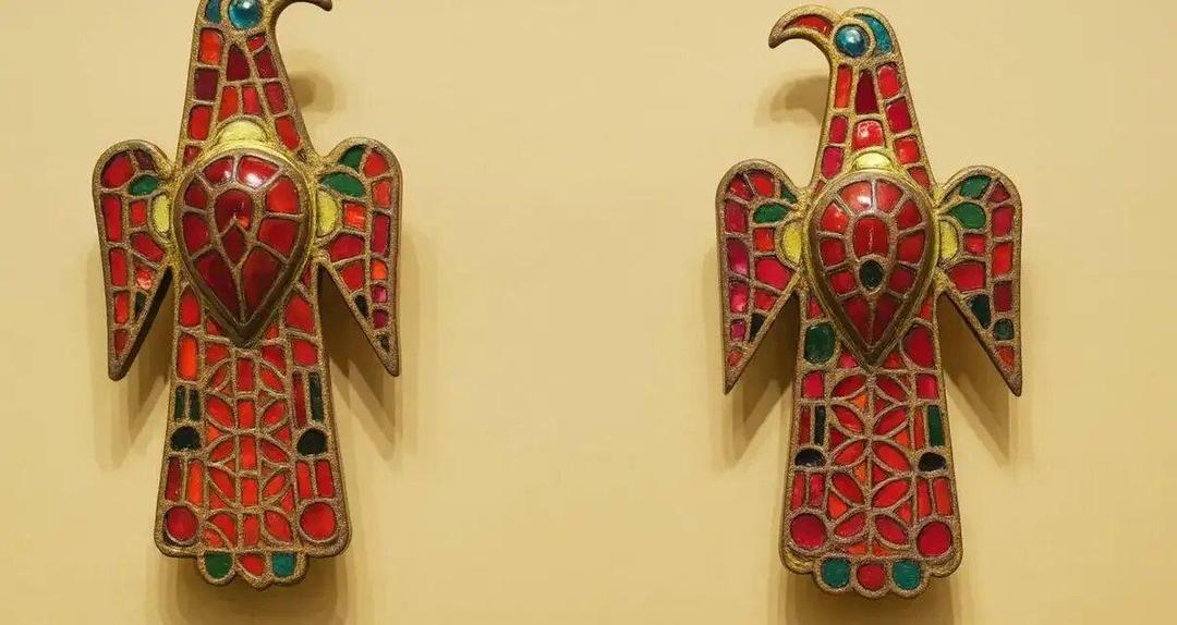 سنجاق سینه‌های ۱۵۰۰ ساله ملکه ناشناس جنجال به پا کردند! | عکس
