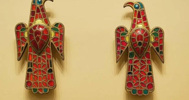 سنجاق سینه‌های ۱۵۰۰ ساله ملکه ناشناس جنجال به پا کردند! | عکس