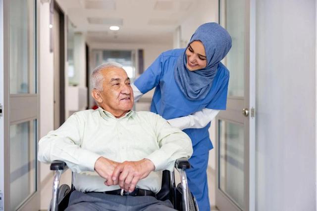 آیا شأن اجتماعی سالمندان در بیمارستان‌ها حفظ می‌شود؟