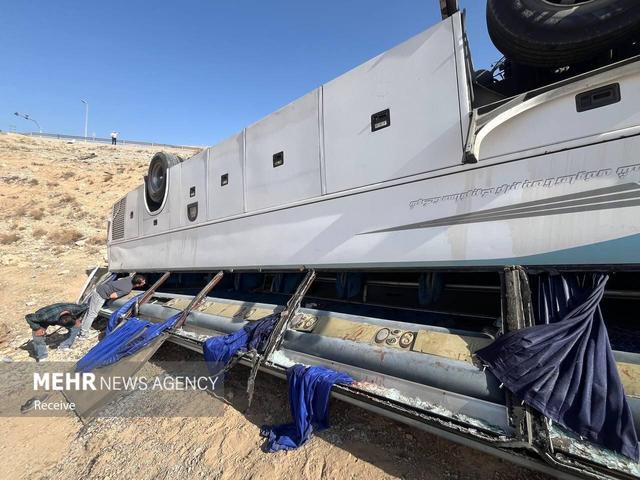 تصاویری از امدادرسانی به حادثه دیدگان سقوط اتوبوس در فیروزکوه