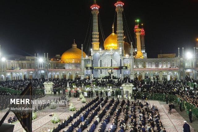 آیین شمع‌گردانی خادمان در شام رحلت حضرت معصومه(س) آغاز شد