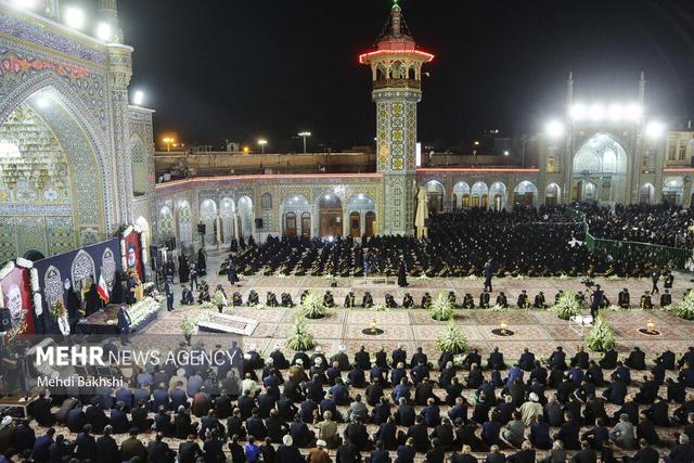 آیین شمع گردانی خادمان در شام رحلت حضرت معصومه(س)