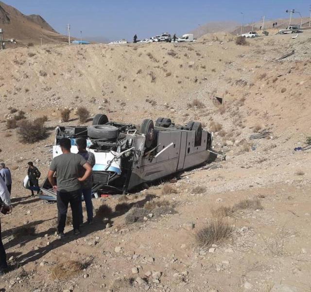 اعزام ۴ مصدوم واژگونی اتوبوس با بالگرد؛ خواب‌آلودگی راننده علت حادثه است+ فیلم