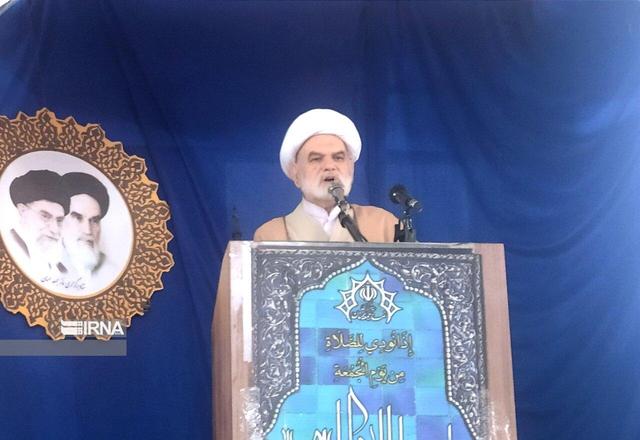 امام جمعه موقت سمنان: مکانیسم ماشه راهبرد دشمنان برای منزوی‌کردن ایران است