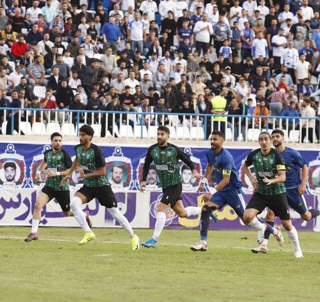 حاشیه های بازی ملوان و خیبر؛ تاخیر یکروزه تا گلزنی با سر پانسمان شده