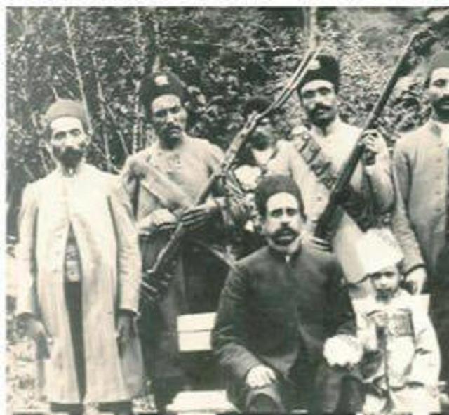 عکسی نادر از ستارخان و فرزندش