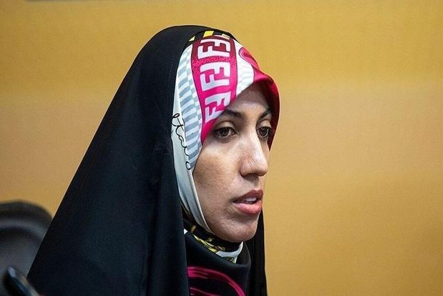 عکس یادگاری آمنه سادات ذبیح پور با دختران بی حجاب در لبنان