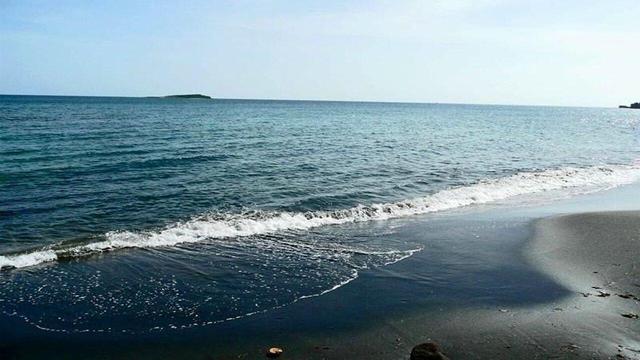 ببینید | نمایی زیبا از بارش باران داخل دریای خزر