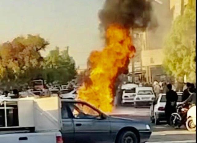 تصاویر آتش سوزی باورنکردنی پراید در ایرانشهر | شعله‌های بلند آتش را ببینید + فیلم
