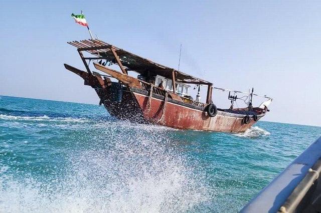 دادستان جاسک: ۳ فروند شناور صید غیرمجاز ترال از حوزه شرق جاسک توقیف شد