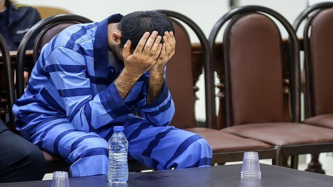عامل قتل امام جماعت مسجد باغ فیض: دکتر داروساز هستم/ مدام با خودم می‌گفتم این همه درس خواندم، اما سه سال است که بیکارم؛ همین مسأله باعث شد مشکل اعصاب و روان پیدا کنم و به فکر انتقام‌گیری از افراد باشم، فرقی هم نمی‌کرد چه کسی باشد/ روز حادثه ۱۰۰ عدد قرص خوردم تا بعد از جنایت خودم هم بمیرم، اما زنده ماندم