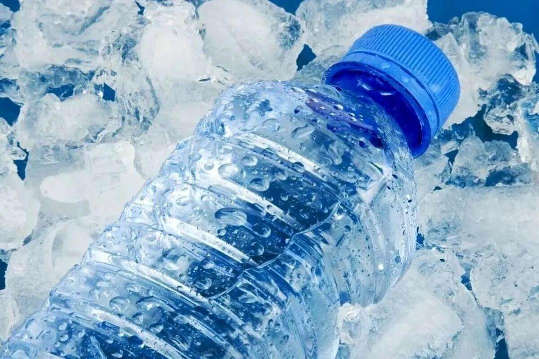 توضیحات سازمان غذا و دارو درباره خبر صادرات آب معدنی‌های آلوده ایرانی به عمان: در حال بررسی موضوع از مسیر‌های رسمی هستیم/ نظارت‌ها در داخل ادامه دارد؛ جای نگرانی برای مصرف‌کنندگان نیست