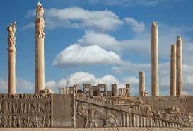 تصویری دیدنی از پرنده‌ای بر ستون کاخ آپادانا + ویدئو