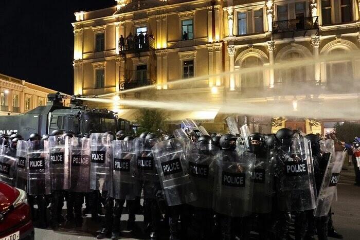 سی‌ان‌ان: برگزاری اعتراضات در گرجستان همزمان با برگزاری انتخابات شهرداری در این کشور/ ده‌ها هزار نفر خواستار ادامه مسیر دموکراتیک و پیوستن به اتحادیه اروپا شدند/ پلیس مانع ورود معترضان به کاخ ریاست‌جمهوری شد