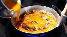 طرز تهیه غذای خیابانی محبوب اوکیناوا با برنج و مرغ (فیلم)