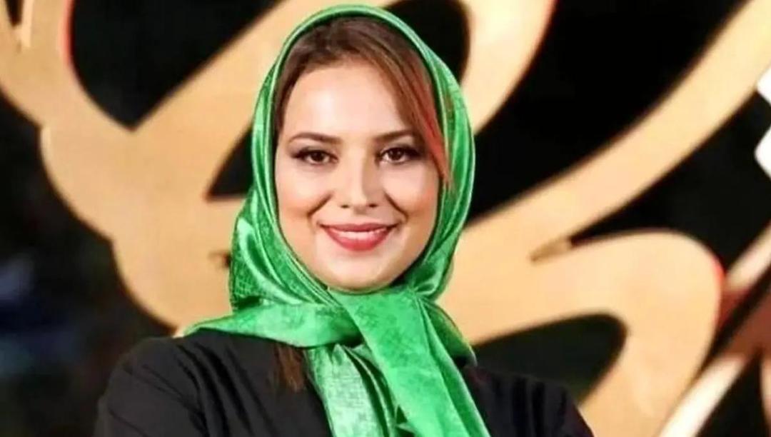روشنک عجمیان به استقبال مدل اسپرت رفت؛ خانم بازیگر با کلاه گل‌گلی و لبخند پرانرژی! (عکس)