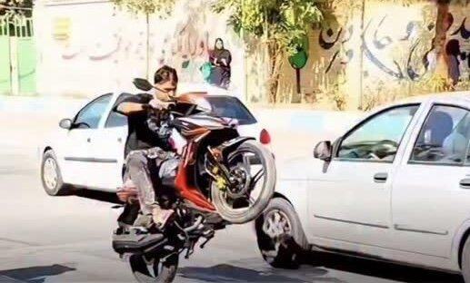 صحنه برخورد پلیس با فردی که جلوی مدرسه دخترانه تک چرخ می‌زد؛ ببخشید جوگیر شدم!