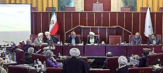 روزنامه جمهوری اسلامی: ۷ سال کشور را معطل امام جمعه‌ای کردند که CFT را حرام می‌دانست؛ در حالی که او سواد فقهی ندارد