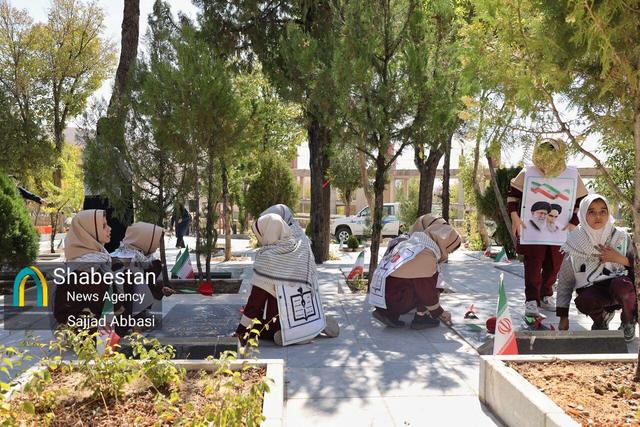 غبارروبی گلزار شهدای شهرکرد با حضور دانش‌آموزان