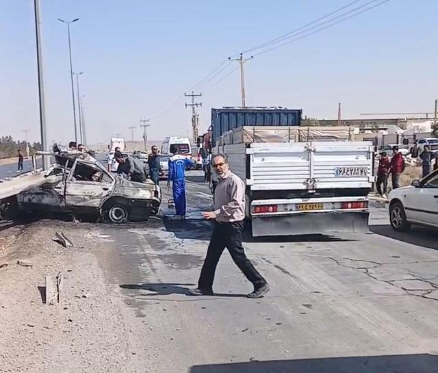 برخورد پژو ۴۰۵ با گاردریل در محور محلات به دلیجان /سرنشینان در آتش جان باختند