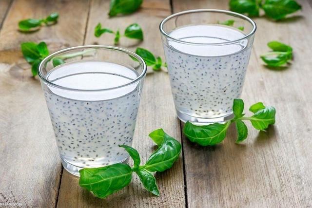 آشنایی با خواص و فواید عرق بیدمشک برای سلامت بدن