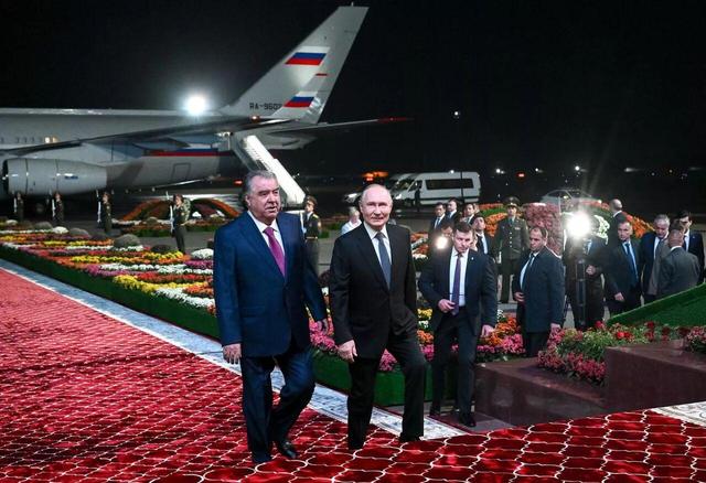 پوتین برای یک سفر سه روزه وارد تاجیکستان شد